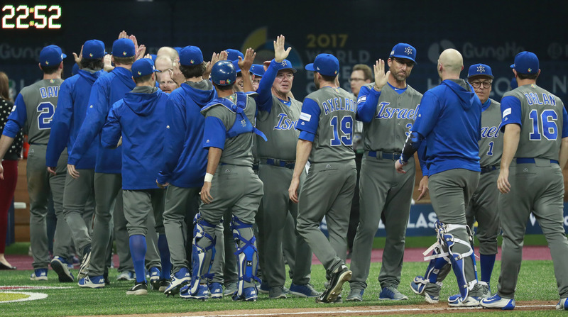 이스라엘 야구 대표팀 선수들이 6일 서울 고척돔에서 열린 2017 세계야구클래식(WBC) 개막전 경기에서 한국에 연장 접전 끝에 승리한 뒤 환호하고 있다. 연합뉴스