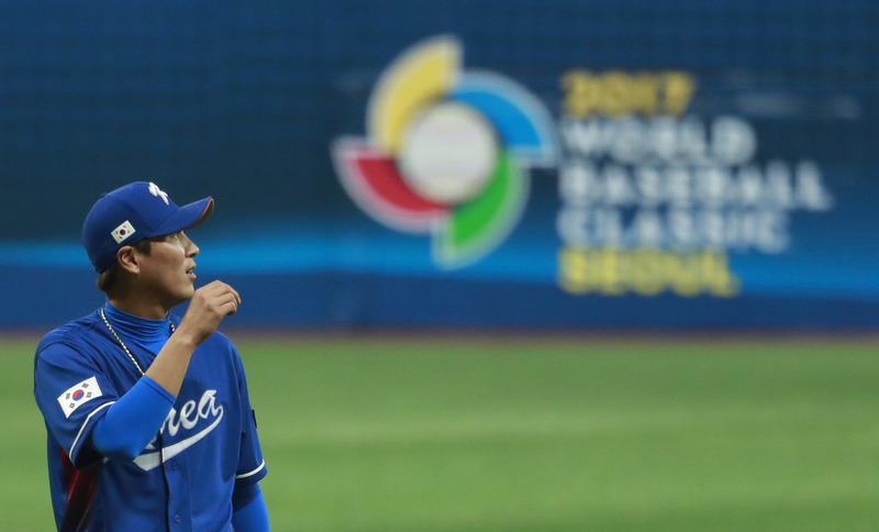 우규민이 7일 오후 서울 구로구 고척 스카이돔에서 열린 2017 세계야구클래식(WBC) 네덜란드전에 선발 등판했으나 1회말 무사 1루에서 주릭슨 프로파르에게 대형 투런 홈런을 맞은 뒤 타구를 바라보고 있다. 우규민은 이날 3⅔이닝 6피안타 3탈삼진 3실점을 기록했다. 연합뉴스