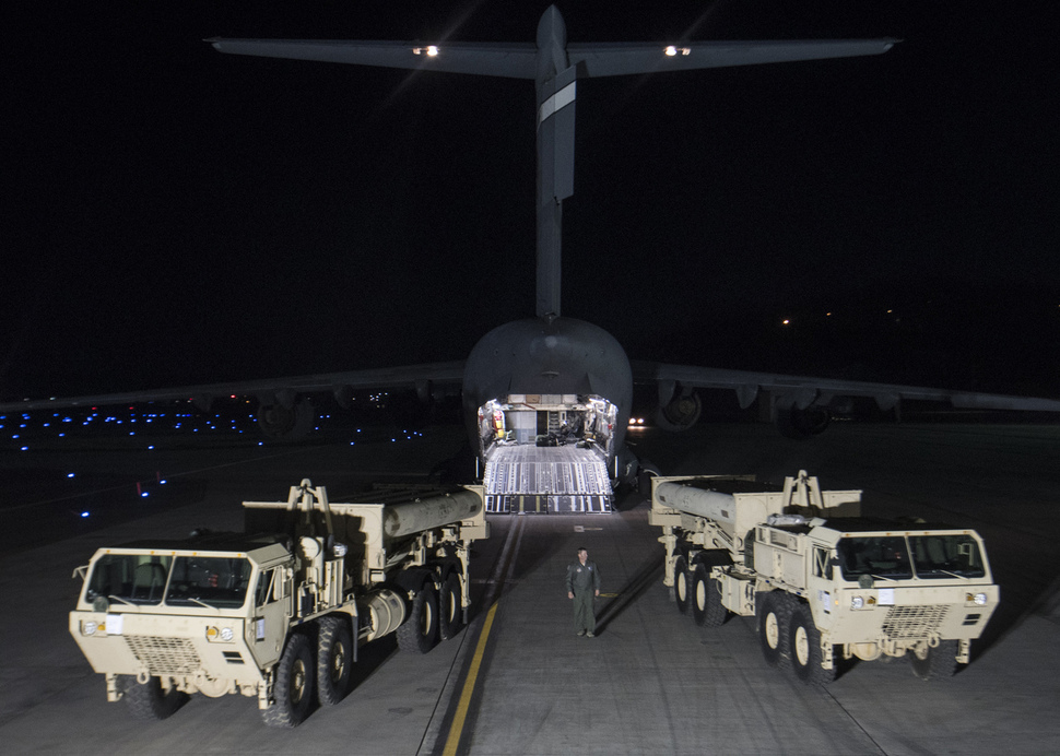 6일 저녁 주한미군 오산 공군기지에서 사드(THAAD·고고도미사일방어) 포대의 요격미사일 발사차량 2대가 C-17 수송기에서 하역되고 있다.    주한미국사령부 제공