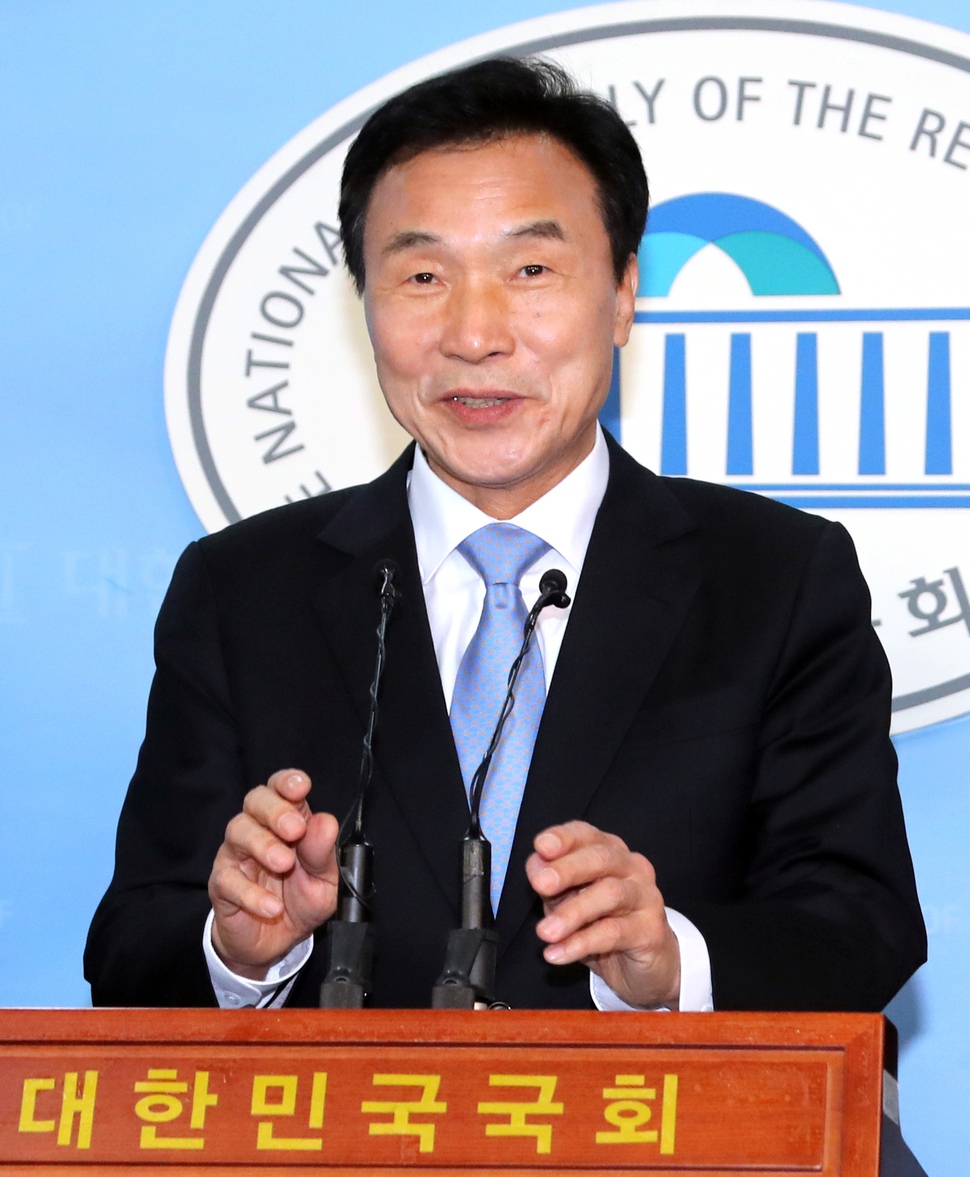 국민의당 대선주자인 손학규 전 민주당 대표가 7일 오전 국회 정론관에서 공공부문 개혁 공약을 발표하고 있다. 연합뉴스