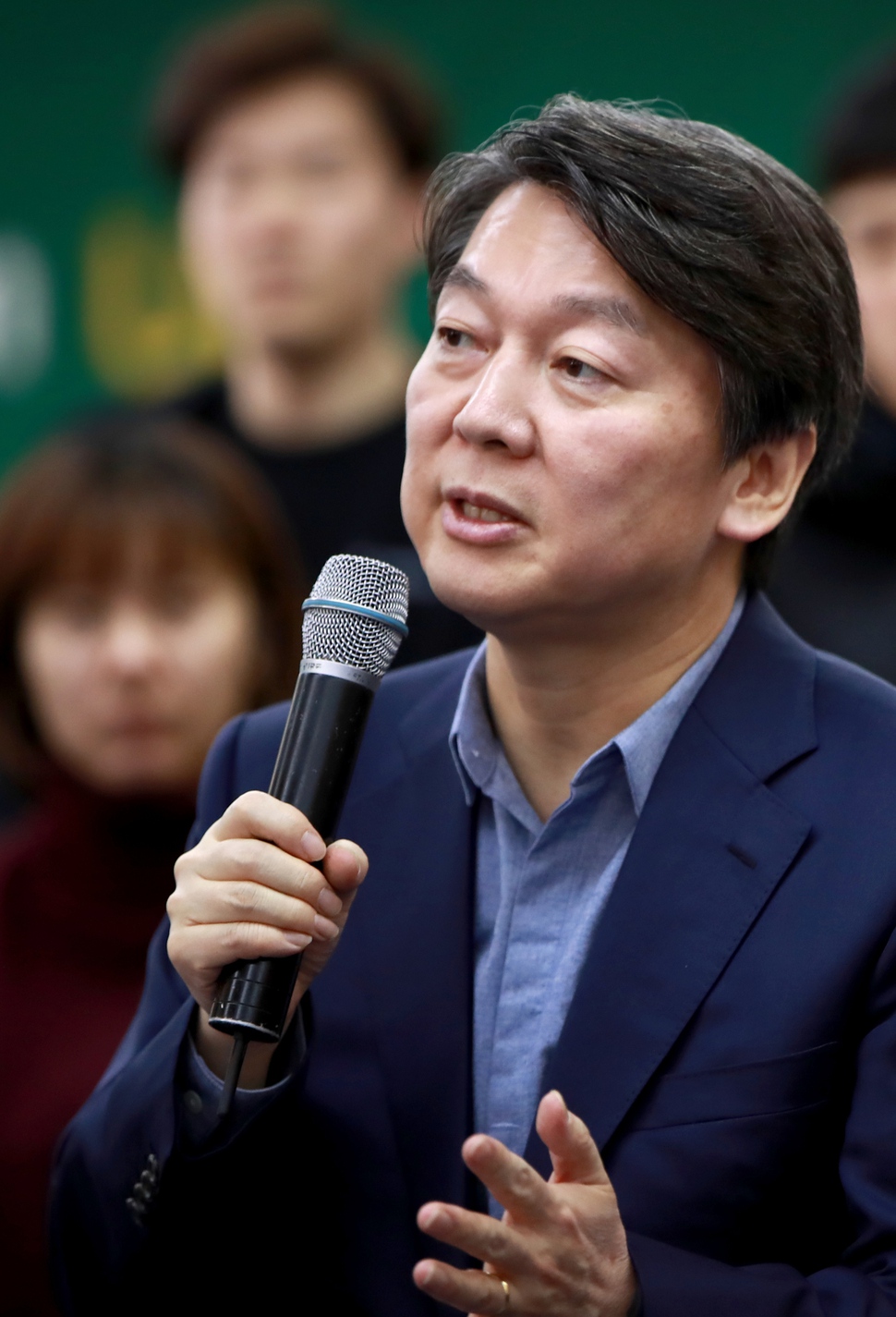 국민의당 대선주자인 안철수 전 국민의당 대표가 7일 서울 강남구 은행권청년창업재단 디캠프에서 청년 창업가들과 간담회를 갖고 있다.    연합뉴스