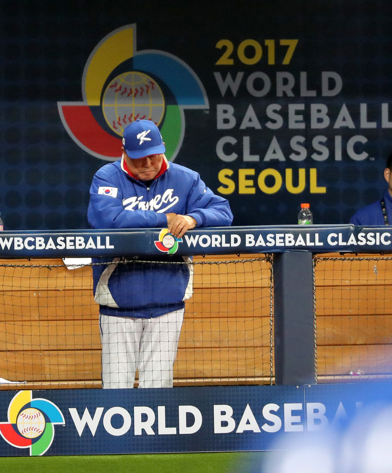 김인식 감독이 7일 서울 구로구 고척스카이돔에서 열린 2017 세계야구클래식(WBC) 네덜란드와 경기에서 9회 초 공격 때 고개를 숙이고 있다. 연합뉴스