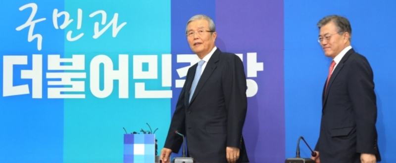 2016년 1월15일 김종인 더불어민주당 선거대책위원장이 국회에서 기자간담회를 하려고 문재인 대표와 함께 회견장으로 들어서고 있다. 이정우 선임기자 woo@hani.co.kr