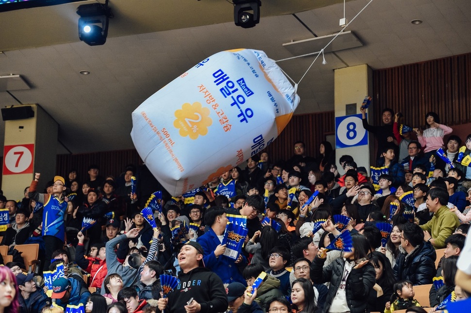 프로농구 서울 삼성의 홈 경기가 열리는 잠실실내체육관에서는 작전시간 때 관중을 위한 다양한 볼거리가 등장한다. 사진은 후원사의 대형 우유팩을 늘어뜨려 관중을 즐겁게 하는 모습.  삼성 썬더스 제공