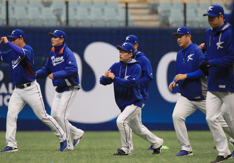 2017 세계야구클래식(WBC) 대표팀 선수들이 8일 오후 서울 구로구 고척 스카이돔에서 열린 공식 훈련에서 몸을 풀고 있다. 2연패를 당한 한국은 9일 대만과 마지막 경기를 앞두고 있다. 연합뉴스