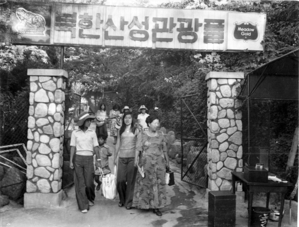 가족 나들이. 1974년 여름 무렵 온 가족이 함께 북한산성에 물놀이를 갔을 때 찍은 사진. 앞줄 왼쪽부터 최순실, 조용래, 최순천(최순실의 동생), 임선이가 보인다.