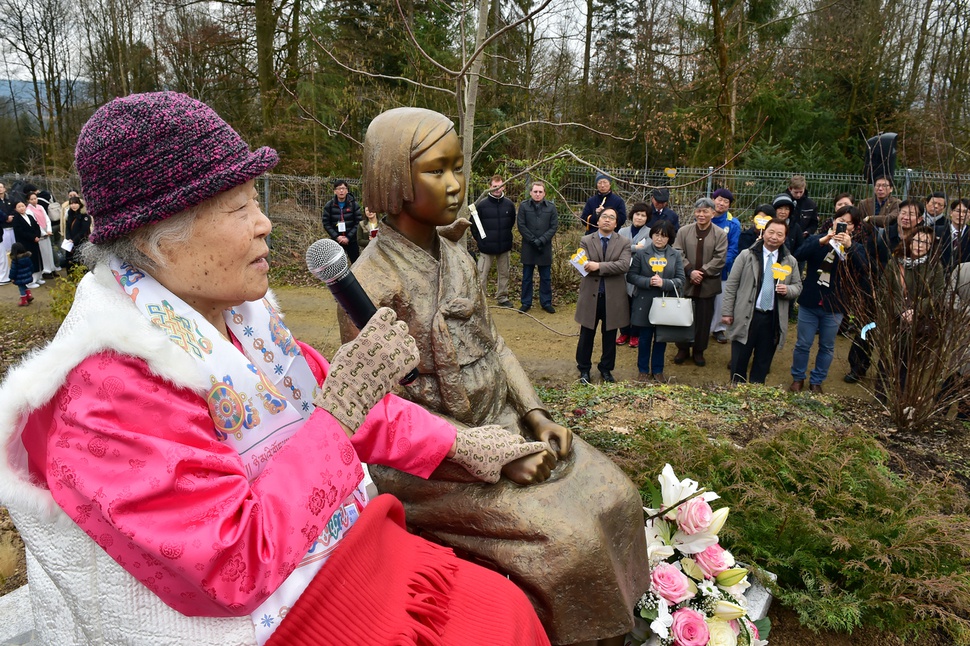 8일 독일에서 열린 평화의 소녀상 제막식에 참석한 안점순 할머니가 고맙다며 감사의 말을 전하고 있다. 수원시 제공