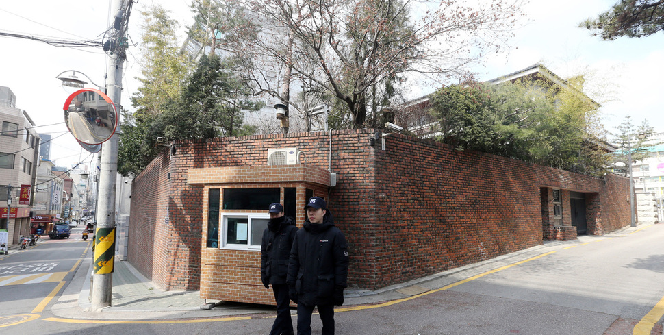 헌법재판소의 탄핵심판 선고를 하루 앞둔 9일 오전 서울 강남구 삼성동 박근혜 대통령 사저에 커튼이 처져 있다. 박 대통령은 탄핵심판이 기각되면 곧바로 대통령직에 복귀하고 인용되면 삼성동 사저로 복귀해 검찰수사에 대비할 가능성이 큰 것으로 알려졌다. 김경호 선임기자jijae@hani.co.kr