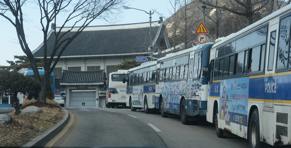 박근혜 대통령에 대한 탄핵 판결을 하루 앞둔 9일 경찰이 시위대의 진입에 대비해 서울시 종로구 삼청동 청와대 춘추관 진출로 인근 경비가 강화 되고 있다 있다. 청와대사진기자단