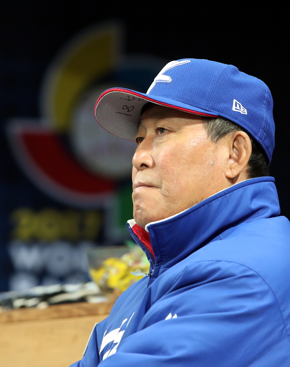 9일 서울 고척돔에서 열린 2017 세계야구클래식(WBC) 서울라운드 한국 대 대만 경기에 앞서 김인식 감독이 생각에 잠겨 있다. 연합뉴스