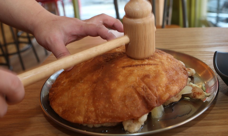 망치탕수육·숯불커피…‘신상 맛집’ 여기 다 있네