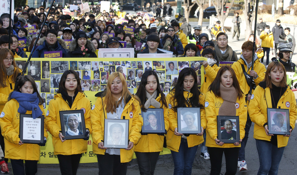 한일 ’위안부 합의’ 1주년이자 2016년 마지막 수요일인 28일 낮 서울 종로구 중학동 주한일본대사관 앞에서 제1263차 수요시위가 열렸다. 올해 별세한 위안부 피해자 할머니들을 추모제를 겸해 열린 수요시위를 마친 참가자들이 한일합의 무효를 촉구하며 외교부까지 행진하고 있다. 이정아 기자 leej@hani.co.kr