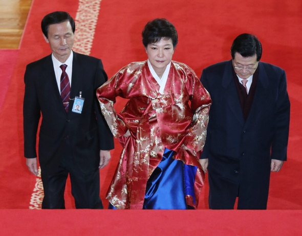 지난 2013년 2월 25일 오후 18대 대통령 취임식을 마친 뒤 청와대에 도착한 박근혜 대통령(가운데)이 허태열 비서실장(뒷줄 오른쪽), 김장수 국가안보실장과 함께 청와대 본관 집무실로 가기 위해 계단을 오르고 있다. 청와대사진기자단