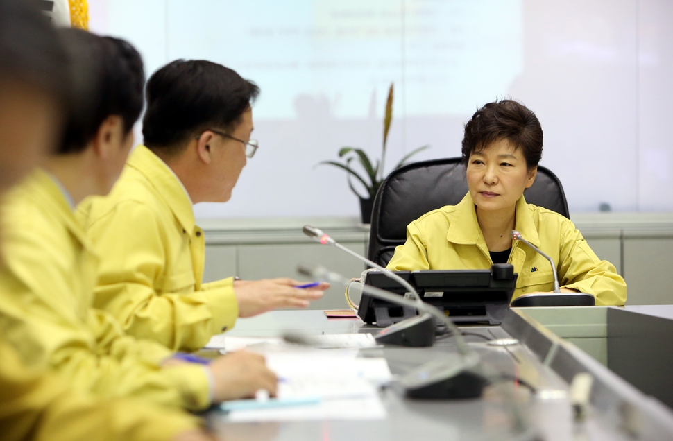 박근혜 대통령이 2014년 4월16일 오후 서울 세종로 정부서울청사 중앙재난안전대책본부를 방문해 전남 진도해상에서 발생한 세월호 여객선 침몰사고와 관련 상황 보고를 듣고 있다. 청와대 제공.