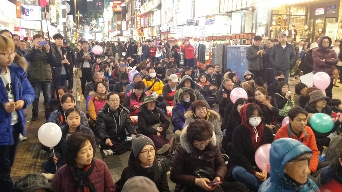 10일 저녁 7시30분께 부산 부산진구 서면 쥬디스태화쇼핑몰 앞에서 시민들이 박근혜 대통령 탄핵 축하 촛불집회를 열고 있다. 김영동 기자