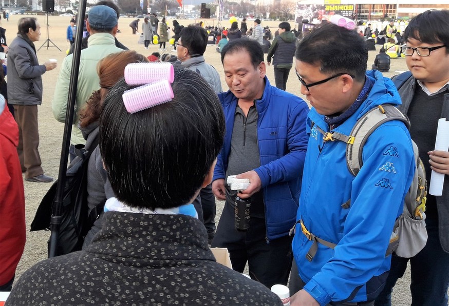 11일 창원광장에선 헤어롤 2개를 머리에 꽂은 채 지난 10일 출근했던 이정미 헌법재판소장 권한대행의 모습을 흉내 낸 시민도 곳곳에 눈에 띄었다.