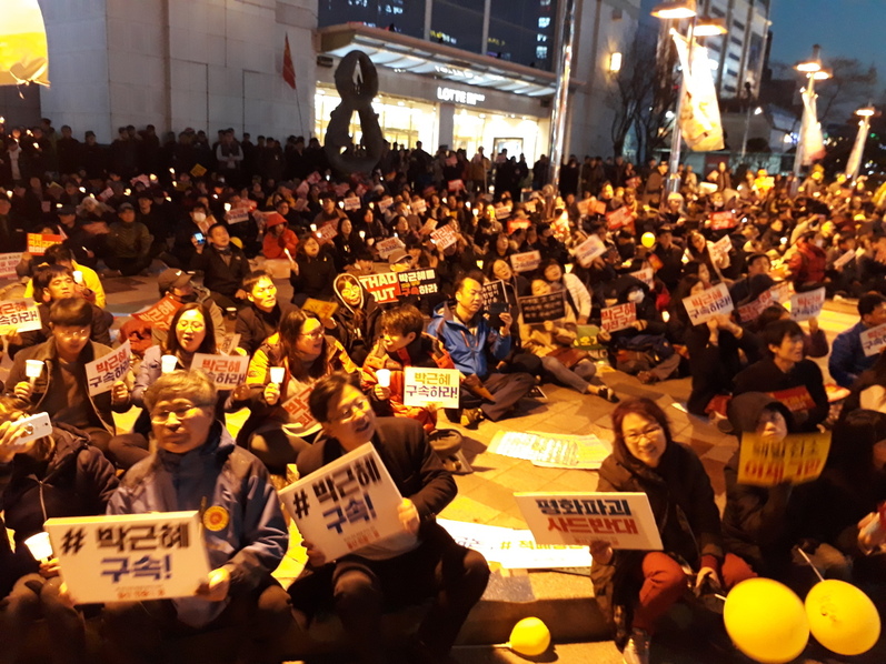 11일 17차 울산시민대회에 참가한 시민들이 박근혜 전 대통령 탄핵을 환영하며, ‘박근혜 구속’과 ‘ ‘적폐 청산’ 등 구호를 외치고 있다.
