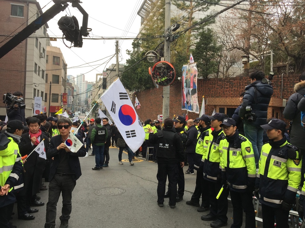 12일 박근혜 전 대통령의 서울 강남구 삼성동 사저 주변에 몰려든 지지자들. 사진 김규남 기자