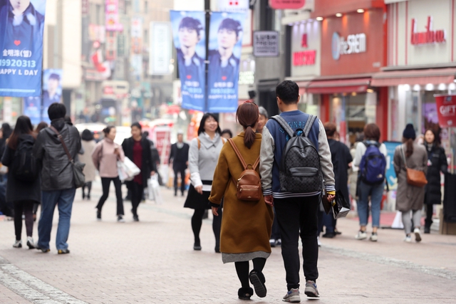 12일 오후 서울 명동 거리를 시민들이 지나가고 있다. 12일 한국 여행업계는 중국인 단체 관광 상품 예약이 끊긴 여행사들이 하나둘 속출하고 있으며, 최악의 경우 15일 이후 서울 명동 등 주요 관광지에서 중국인 단체 관광객의 모습이 사라질 수 있다고 전했다. 연합뉴스