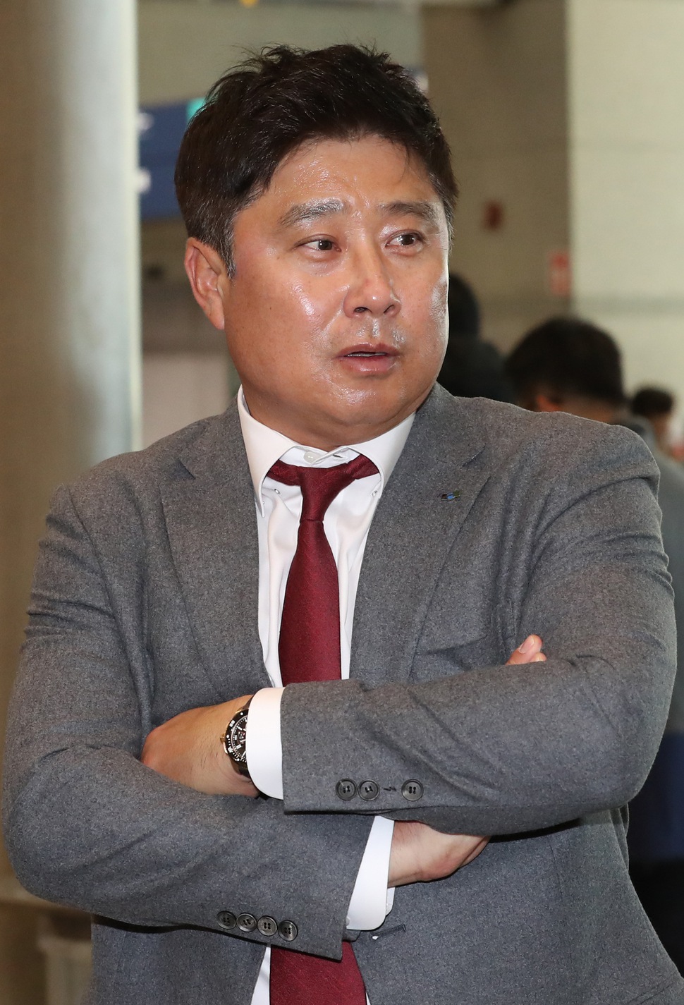 프로야구 두산 베어스가 일본 미야자키 전지훈련을 마치고 10일 인천공항을 통해 귀국하는 장면. 김태형 감독이 입국장을 나서고 있다. 영종도/연합뉴스
