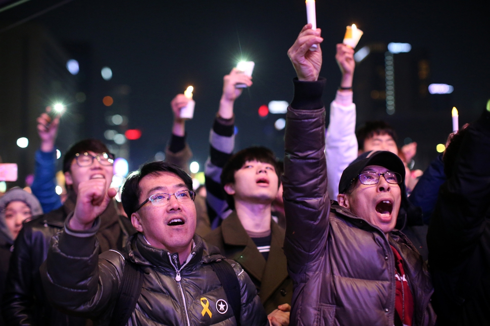 ‘촛불과 함께 한 모든 날이 좋았다’를 주제로 한 20차 촛불집회가 열린 11일 오후 서울 광화문 광장에서 촛불 집회를 마친 시민들이 문화 공연을 즐기고 있다. 김봉규 선임기자 bong9@hani.co.kr