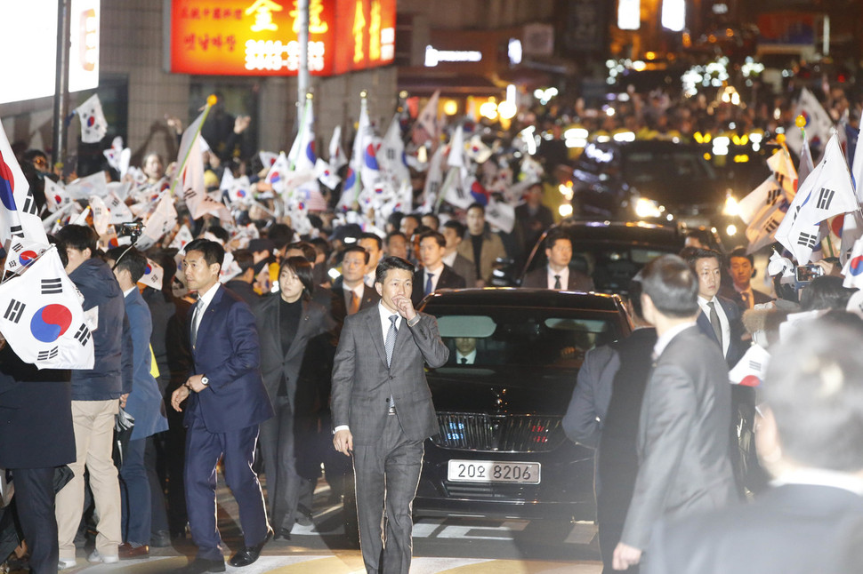 12일 저녁 박근혜 전 대통령이 탄 차량이 경호원들의 호위를 받으며 서울 삼성동 자택 인근으로 진입하고 있다.  이정아 기자 leej@hani.co.kr