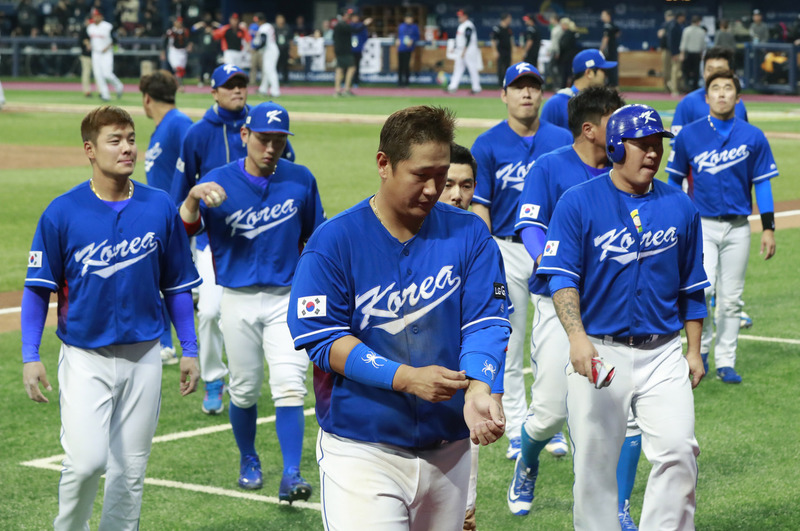 2017 세계야구클래식(WBC) 대표팀 선수들이 지난 7일 고척돔에서 열린 네덜란드와의 경기에서 패한 뒤 아쉬운 표정으로 더그아웃으로 향하고 있다. 연합뉴스