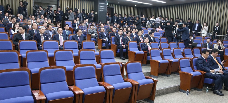 13일 오후 박근혜 전 대통령의 파면 이후 처음 열린 자유한국당의 의원총회에서 의원들의 자리가 많이 비어있다. 강창광 기자 chang@hani.co.kr