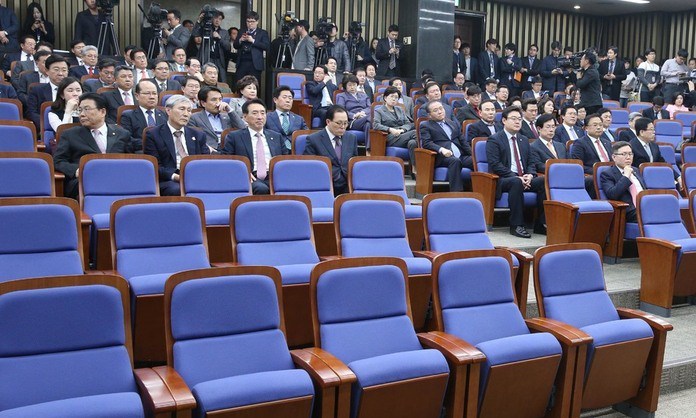 자유한국당 탄핵 불복-승복 갈등…2차분열로 가나