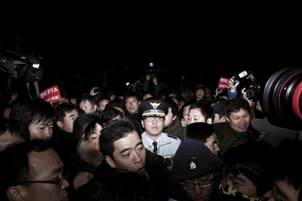 중앙징계위원회에 회부된 박건찬 경기남부경찰청 차장이 종로경찰서장이던 2011년 11월 26일 오후 서울 광화문광장에서 열린 한미 자유무역협정(FTA) 반대 집회 주변에 등장한 모습. 박 서장은 시위대열 선두에 있던 야5당 대표와 면담하려고 다가가다 갑자기 몰려든 시위대로부터 얼굴 부위를 수차례 주먹 등으로 맞았고 정복 모자가 벗겨지고 계급장이 뜯어졌다. 사진 노순택 작가, <한겨레> 자료 사진