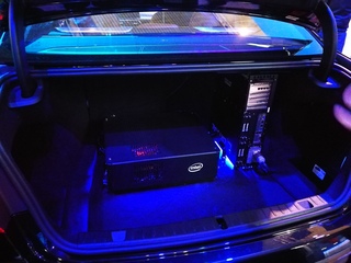 지난달 모바일월드콩그레스(MWC)의 인텔 부스에서 선보인 자율주행차 트렁크에 설치된 인텔 장치.