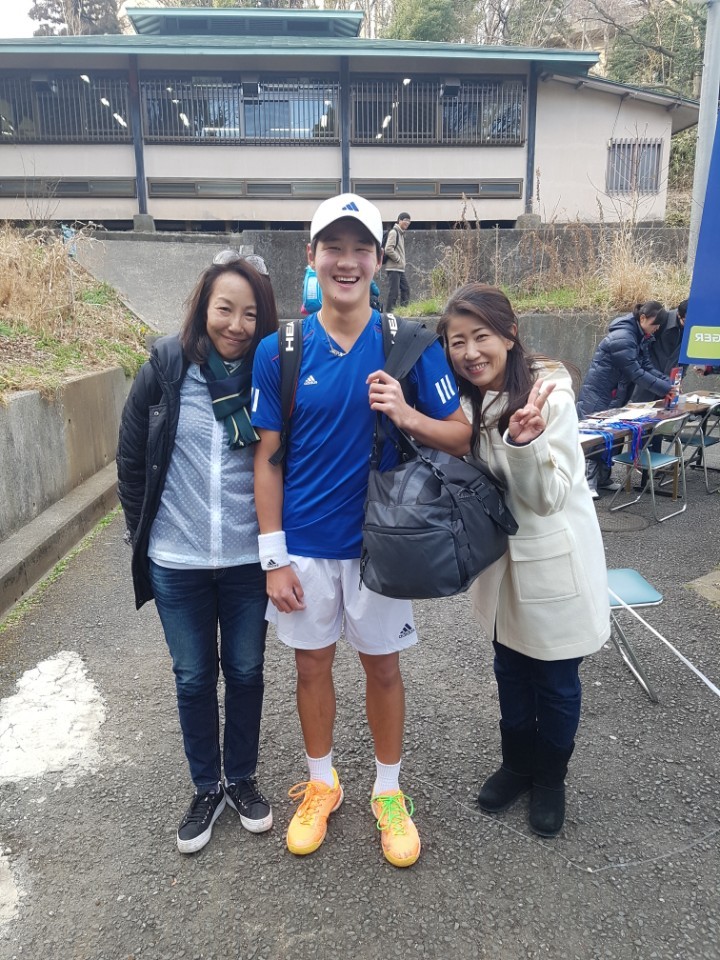 권순우가 지난 4일 일본에서 열린 요코하마 게이오 챌린저 남자단식 4강전에서 승리한 뒤 일본 여성 팬들과 함께 활짝 웃고 있다. 스포티즌 제공