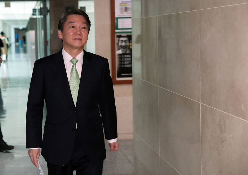 안철수 전 국민의당 대표가 14일 오후 국회 의원회관 의원실로 걸어가고 있다.  연합뉴스