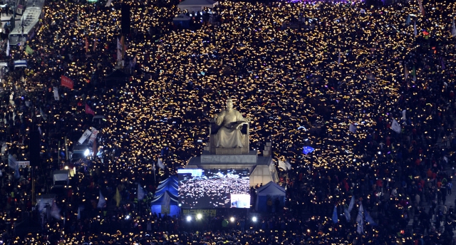 세계적인 주목을 받고 있는 한국의 대규모 촛불시위. 한겨레 자료사진