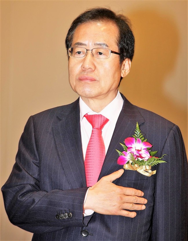 2012년 12월20일 경남도지사 취임식 때 홍준표 지사 모습. 홍 지사는 전날 대통령선거와 함께 열린 도지사 보궐선거에 당선돼 도지사에 취임했다. 사진 경남도 제공