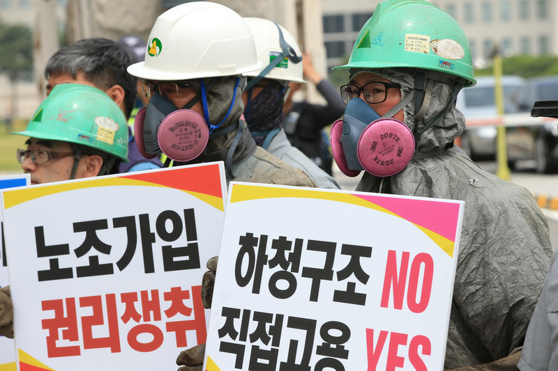 지난해 6월 국회 정문 앞에서 `13만 조선소 하청 노동자 고용보장 촉구, 노조가입운동 선포' 조선소 하청노동자 공동기자회견이 열리고 있다. 김태형 기자 xogud555@hani.co.kr