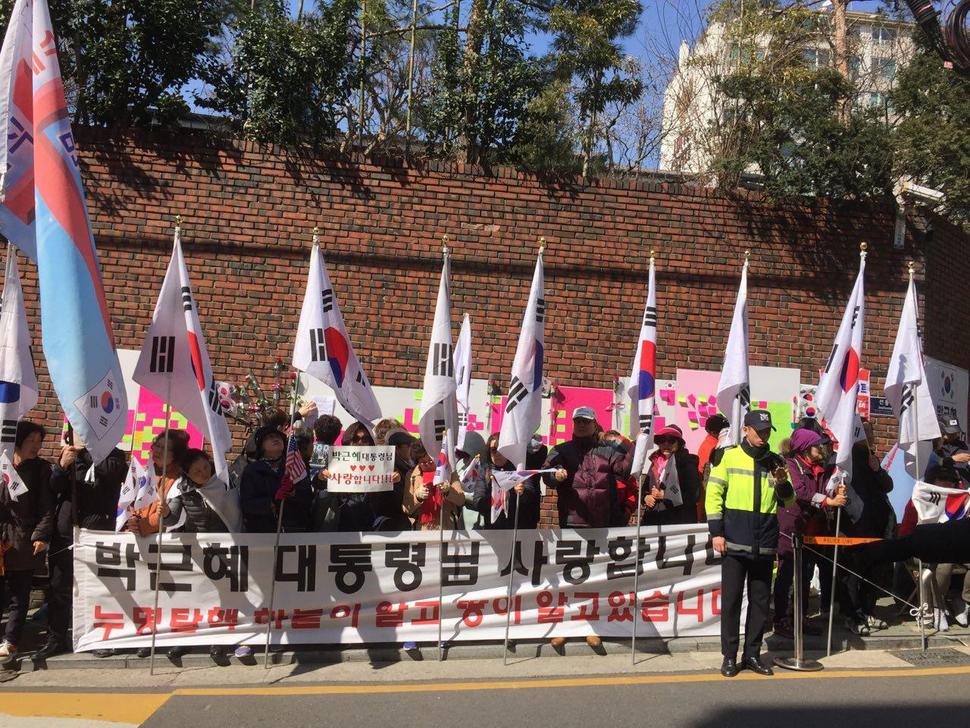 14일 서울 강남구 삼성동 박근혜 전 대통령 사저 앞에서 지지자들이 집회를 열고 있다. /김규남 기자