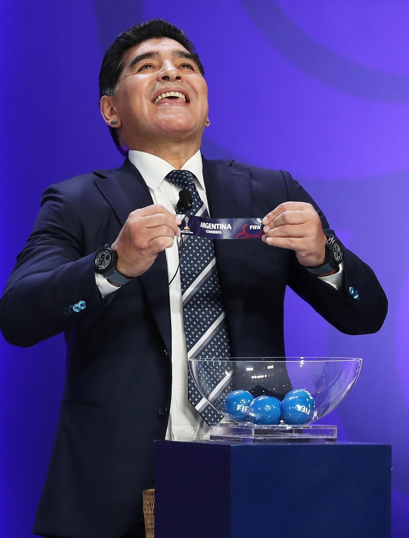 디에고 마라도나가 15일 경기도 수원시 에스케이(SK)아트리움에서 열린 2017 국제축구연맹(FIFA) 20살 이하(U-20) 월드컵 본선 조추첨식에서 한국이 속한 A조에 아르헨티나를 뽑은 뒤 환하게 웃고 있다. 수원/연합뉴스