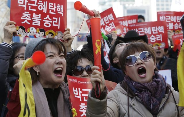 10일 오전 헌법재판소의 박근혜 대통령 파면 결정이 내려지자 서울 안국역 사거리에서 시민들이 환호하고 있다. 김진수 기자 jsk@hani.co.kr