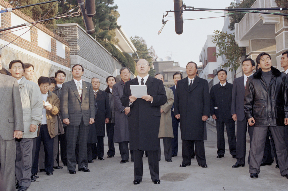 전두환 전 대통령이 1995년 12월2일 서울 연희동 자택 앞에서 핵심측근들과 경호원에 둘러 싸인 채 검찰 수사에 응하지 않겠다는 대국민성명을 발표하고 있다.  연합뉴스