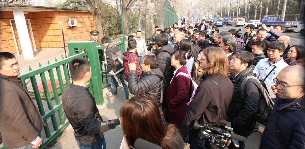 16일 중국 베이징 주중북한대사관 정문(왼쪽) 앞에 기자들이 모여든 가운데, 기자회견 초청대상으로 호명된 기자가 입장하고 있다. 베이징/김외현 특파원