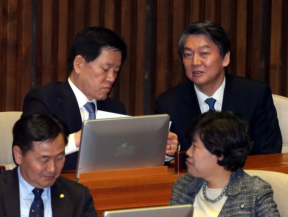 16일 오후 국회에서 열린 본회의에서 안철수 의원이 주승용 국민의당 원내대표와 이야기하고 있다. 김태형 기자 xogud555@hani.co.kr