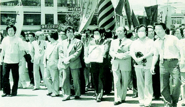 1987년 6월26일 고 최성묵 중부교회 목사(오른쪽 셋째), 고 노무현 전 대통령(오른쪽 넷째), 문재인(오른쪽 다섯째) 더불어민주당 전 대표가 경찰 최루탄을 맞고 고가도로 위에서 추락해 숨진 이태춘 열사 노제를 이끌고 있다. <한겨레> 자료사진