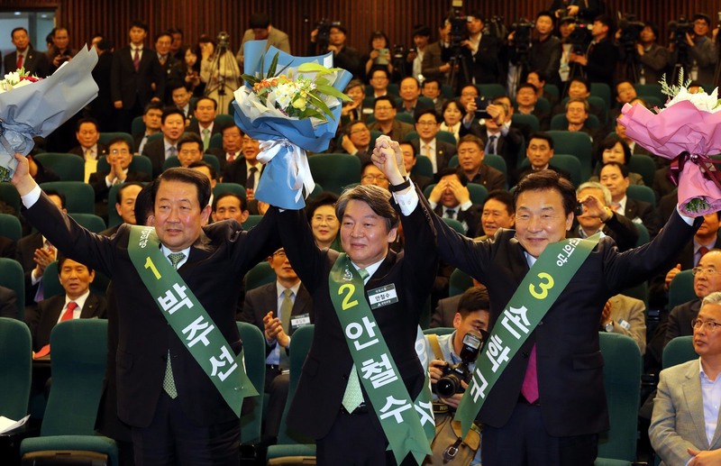 박주선 국회부의장(왼쪽부터), 안철수 전 대표, 손학규 국민주권개혁회의 의장이 17일 낮 국회도서관 대강당에서 열린 예비경선에서 본경선 진출자로 확정된 뒤 꽃다발을 들고 인사하고 있다.강창광 기자 chang@hani.co.kr