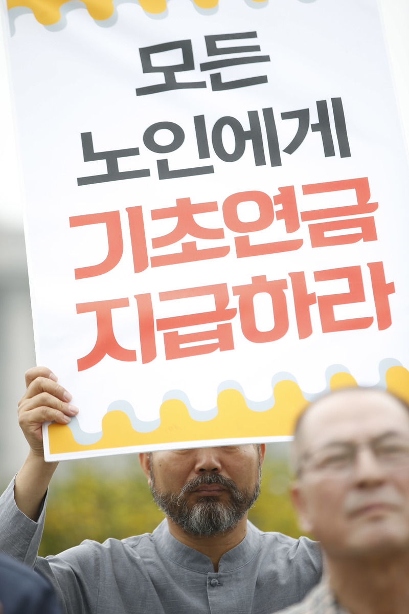 지난해 노후희망유니온 회원들이 국회 앞에서 기자회견을 열어 당시 박근혜 대통령이 모든 노인에게 기초연금 20만원을 지급하겠다던 공약을 지키라고 촉구했다. 이정아 기자 leej@hani.co.kr