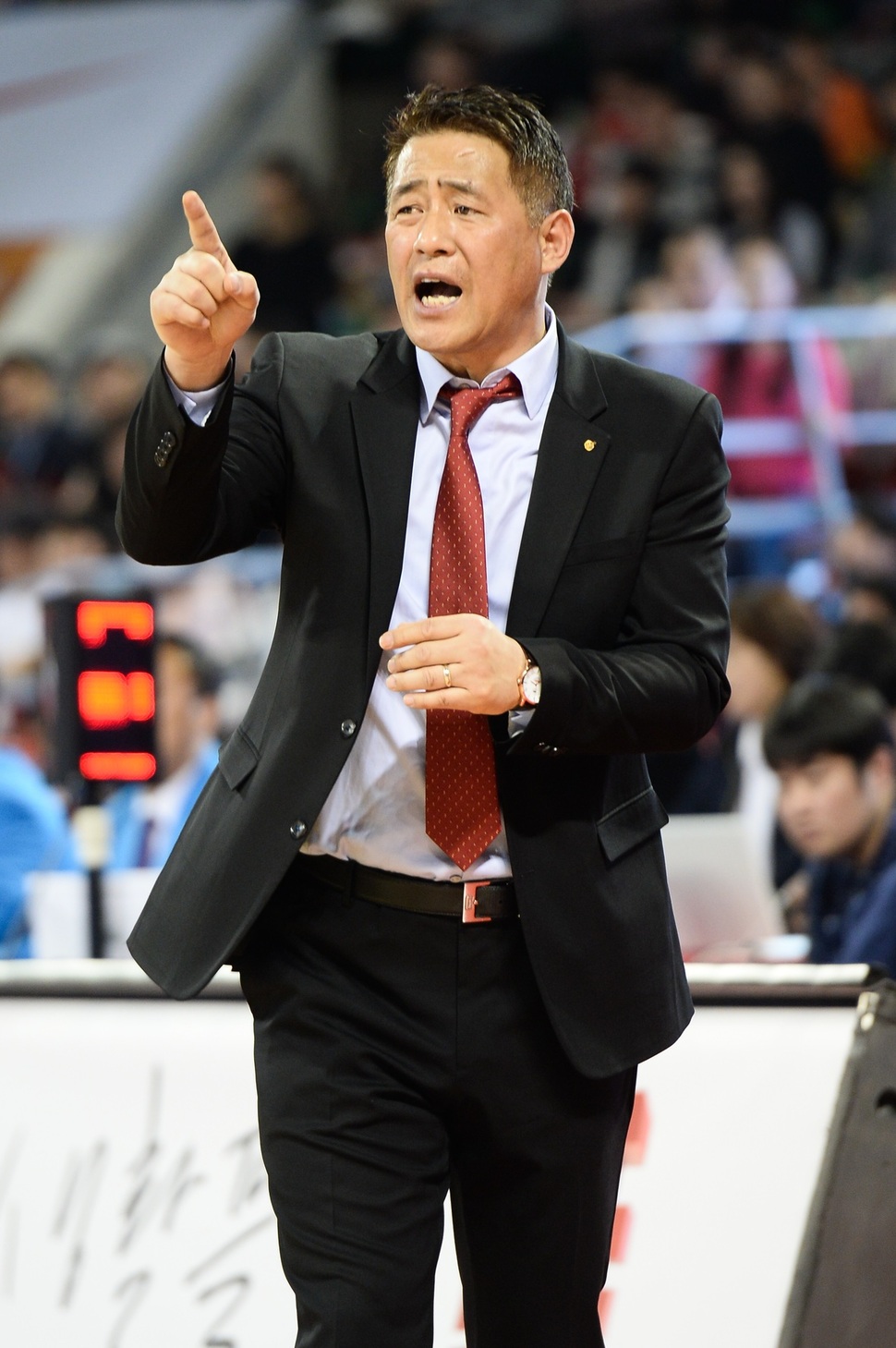 추일승 오리온 감독이 19일 잠실학생체육관에서 열린 프로농구 에스케이(SK)와의 경기에서 선수들에게 지시하고 있다. 한국프로농구연맹(KBL) 제공