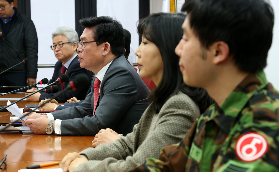 정우택 새누리당 원내대표가 20일 오전 서울 여의도 당사에서 열린 비상대책위원회의에서, 21일 검찰에 소환되는 박근혜 전 대통령의 성실한 조사 협조와 검찰의 엄정한 수사를 당부하고 있다. 이정우 선임기자 woo@hani.co.kr