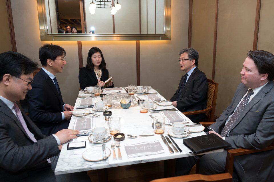 21일 오전 북핵 6자회담 미국 쪽 수석대표인 조셉 윤 미 국무부 대북정책 특별대표(오른쪽 두번째)가 더불어민주당의 대선 경선 후보 안희정 충남지사(왼쪽 두번째)와 만나 이야기를 나누고 있다.  안희정 캠프 제공