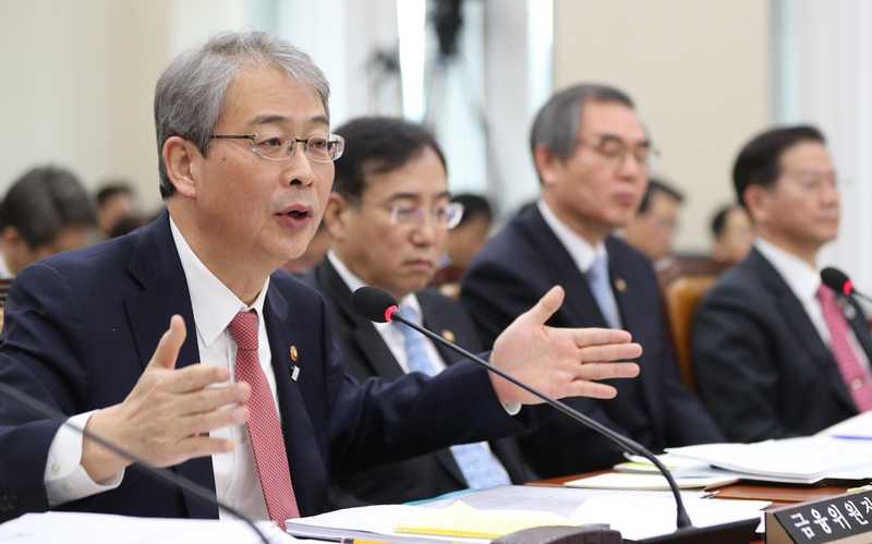 21일 오전 국회에서 열린 정무위원회 전체회의에서 임종룡 금융위원장이 대우해양조선 추가 지원문제에 대한 의원들의 질문에 답하고 있다.  연합뉴스