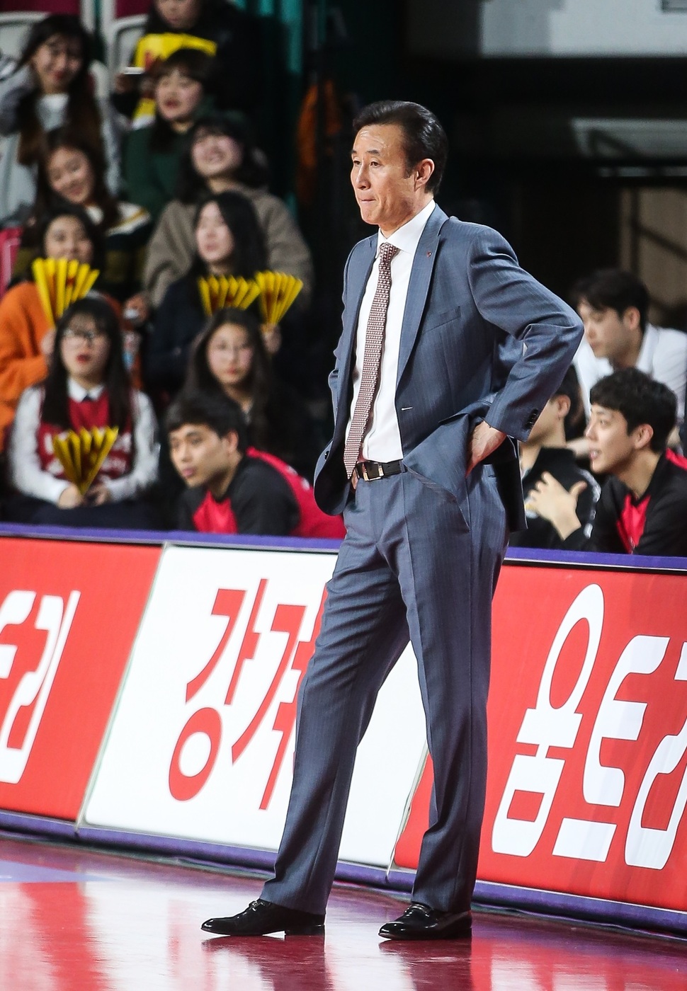 엘지의 김진 감독이 21일 열리 프로농구 인삼공사와의 경기에서 코트를 바라보고 있다. KBL 제공